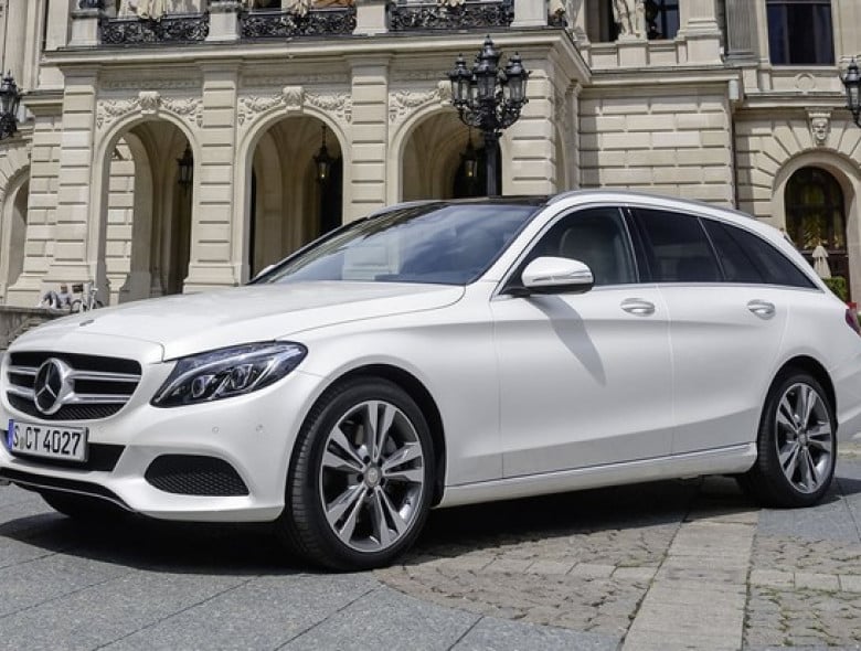 No lugar da C 180 Estate, a novidade manteve praticamente o mesmo visual, mas tem motor 2.0 turbo de 245 cv.